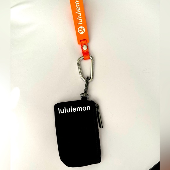 BNWOT Black w/white Lululemon sm clippable pouch & silicone clippable keychain - Picture 3 of 10